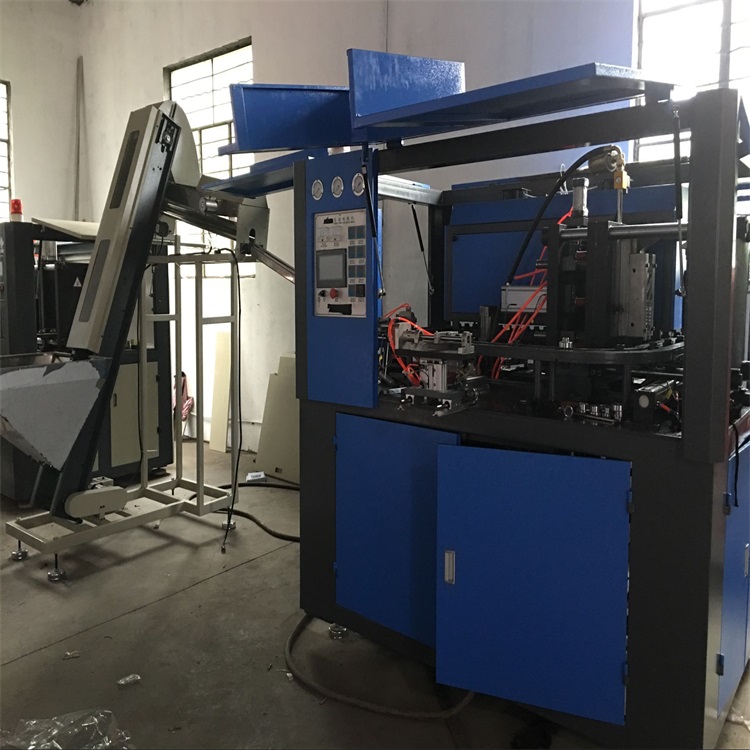 全自動(dòng)吹瓶機(jī)與半自動(dòng)吹瓶機(jī)有什么區(qū)別？